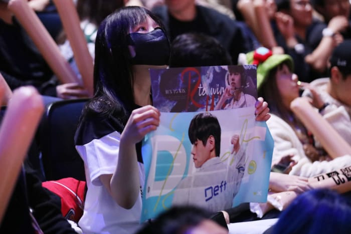 SAN FRANCISCO, CALIFORNIA - NOVEMBER 05: A spectator looks on during the League of Legends World Championship Finals between T1 and DRX on November 05, 2022 in San Francisco, California.